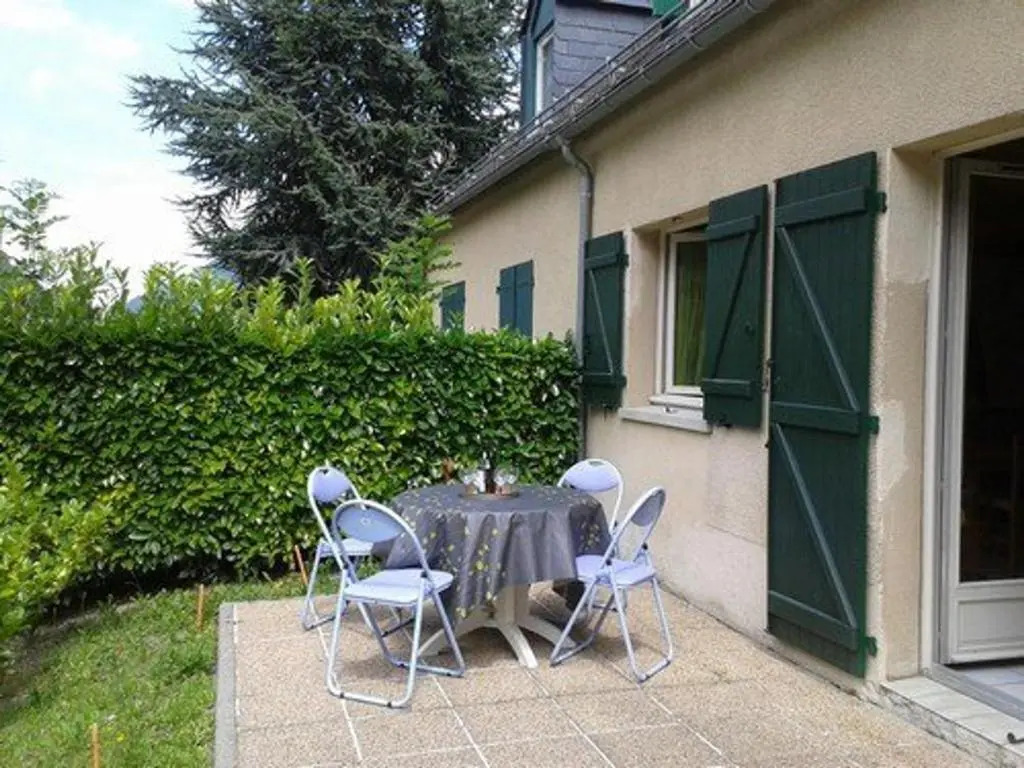 Chalet mitoyen 3 chambres, 60m², belle vue, 1km centre-ville, navette ski, parking, terrasse - FR-1-401-3