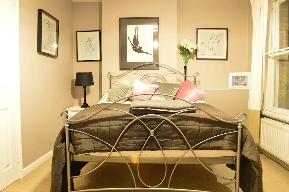 Spacious 2 Bedroom House Close to Notting Hill