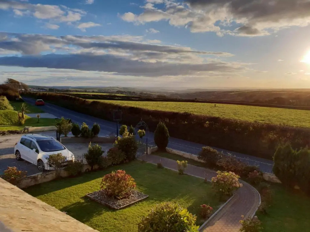 Kings Acre spacious 4 bed with Breath-taking views