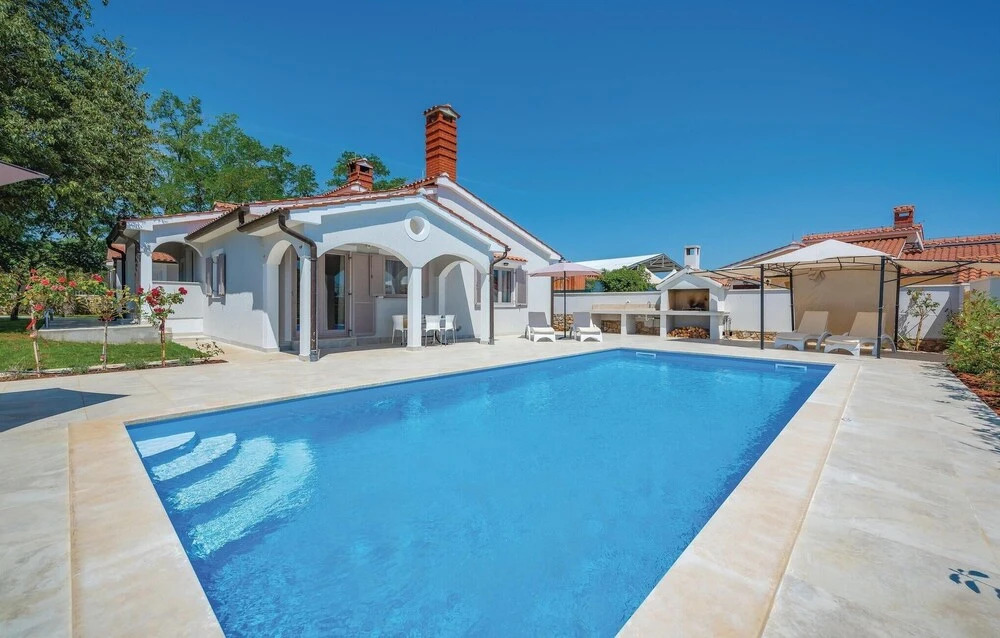 Nice Home in Vabriga with Outdoor Swimming Pool, Hot Tub & Outdoor Swimming Pool