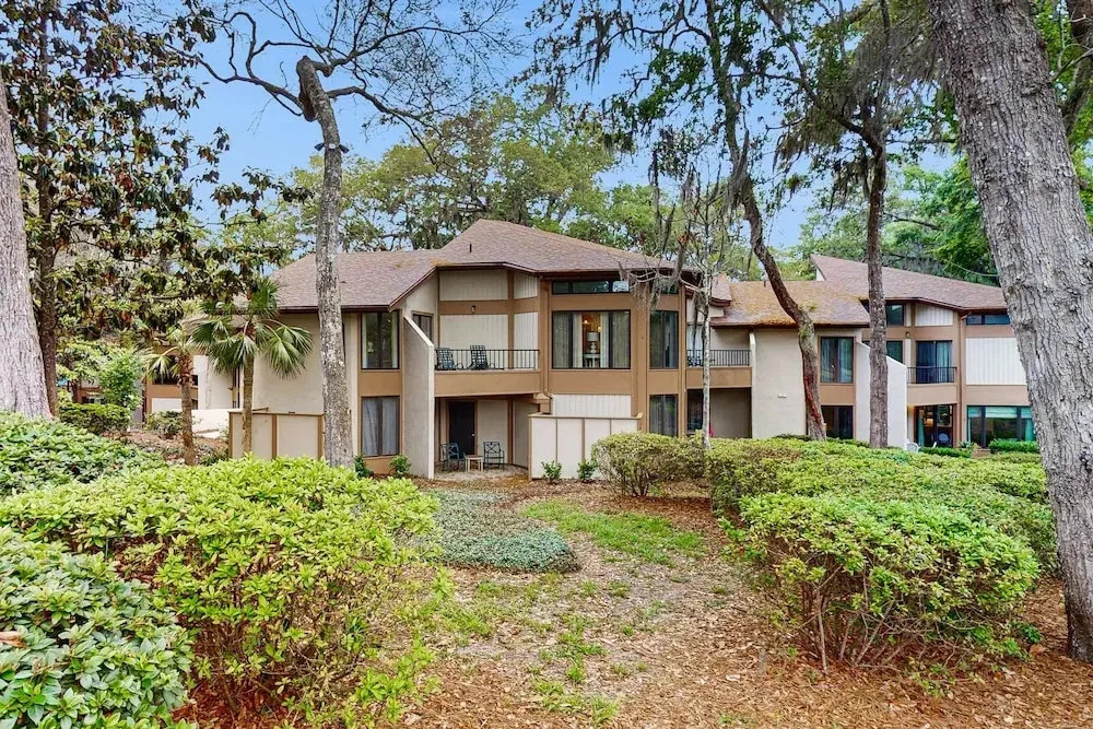 Ground Floor Condo With Private Patio, Full Kitchen, Beach Access and Pool
