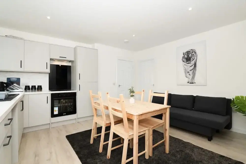 4 Bedrooms-2bath-free Parking