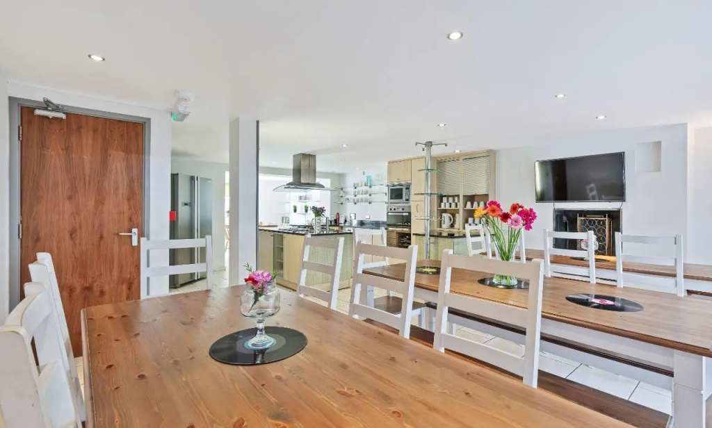 Sunshine Central House | Large luxury group house | Roof terrace | Fast Wifi