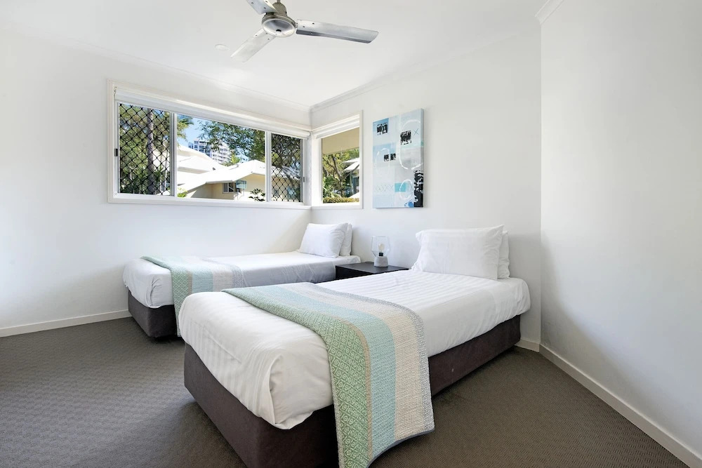 Diamond Beach 3 Bedroom Poolside Apartment - 34