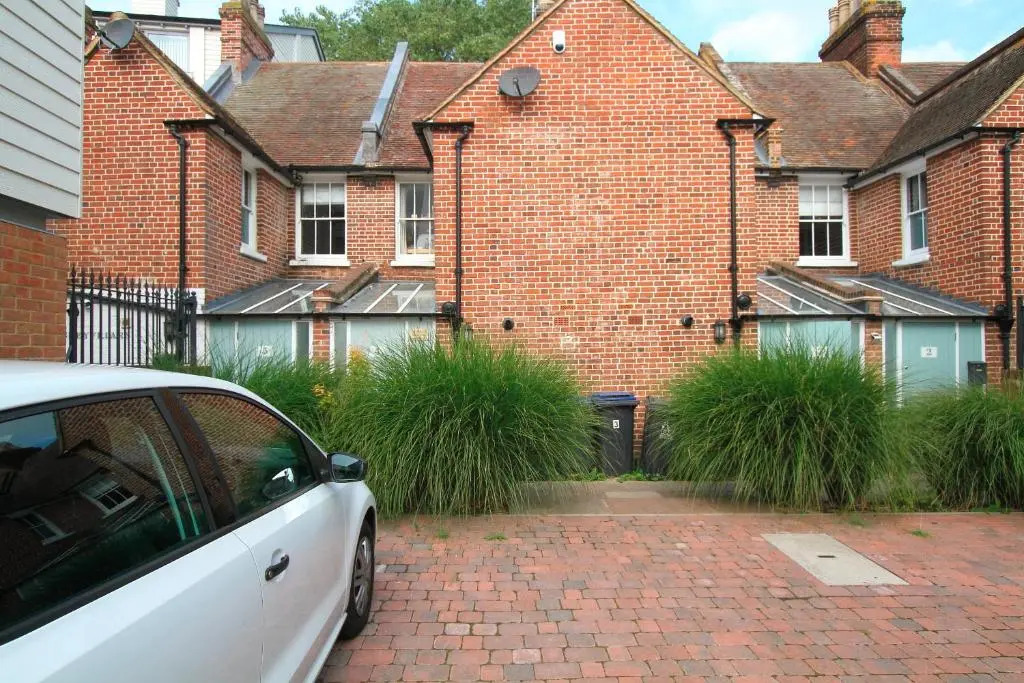 Riverside Channel5 "Holidays Homes in the Sun" Featured Central Canterbury Cottage with Free Parking