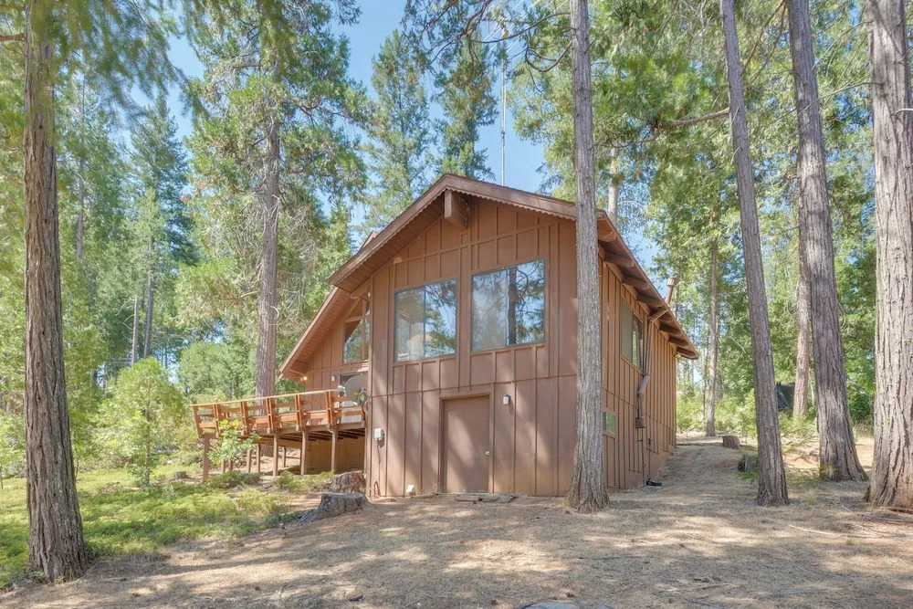 6 Mi to Yosemite National Park: Retreat w/ Deck!