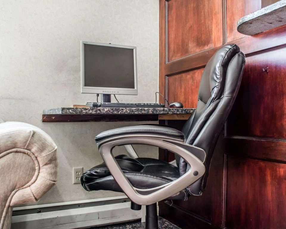 Econo Lodge & Suites