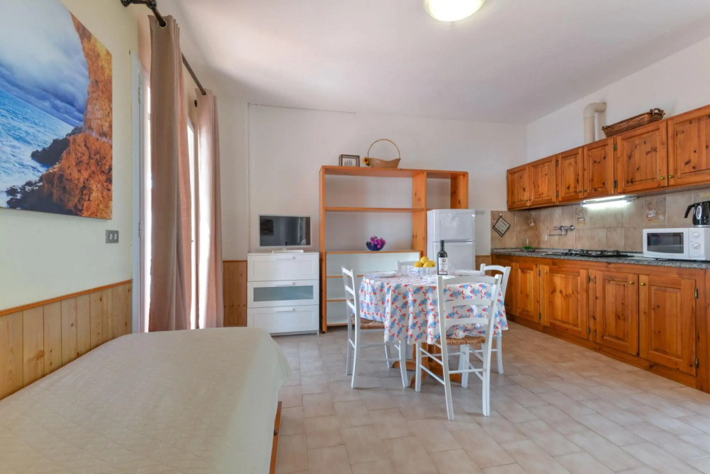 Three-room apartment with separate entrance, with large terrace overlooking the sea-Calipso