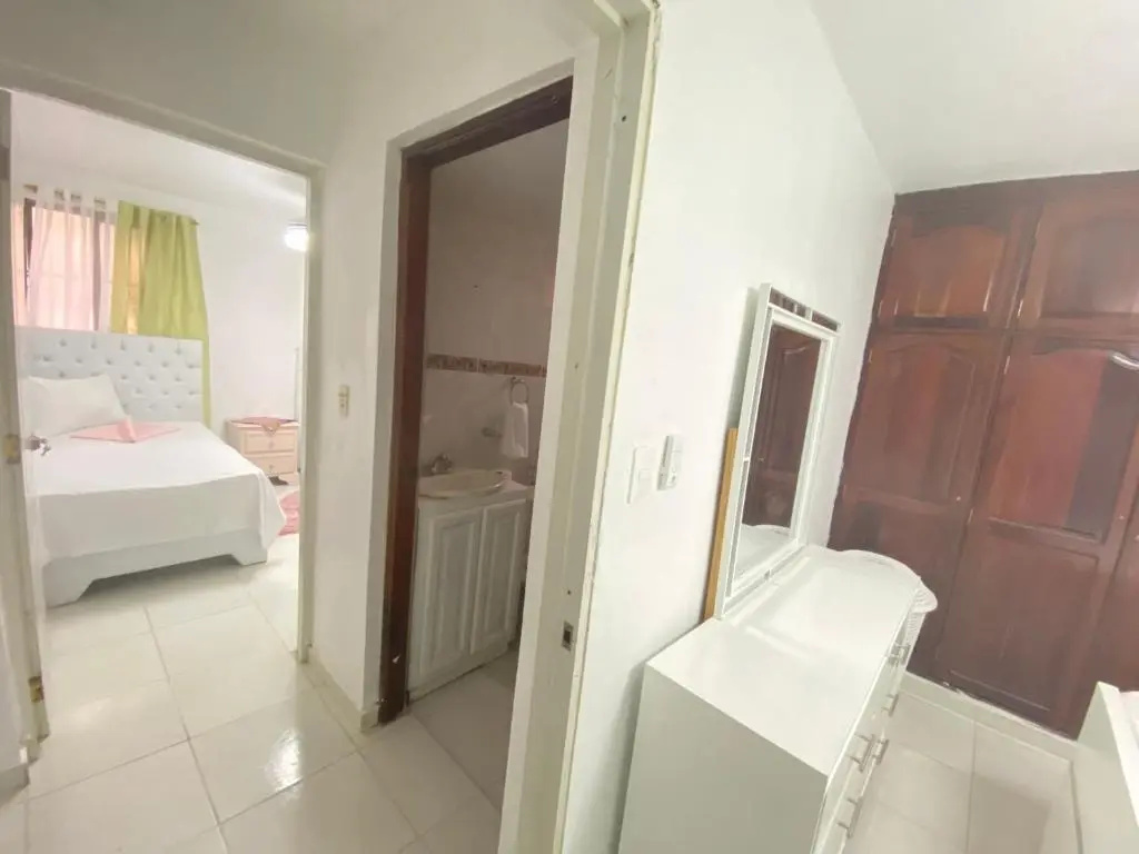 9 Santiago Monumental Area Cozy 3 bedrooms - WIFI- Air Conditioner- Apartment for 7 peoples - close to all kind the business around and transportation 24 hours to visit the city