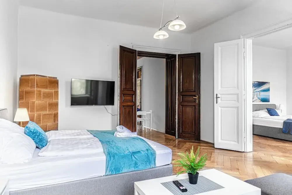 4 Apartments Near AKH Hospital Sleeps 19