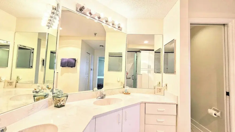 Surfclub Retreat 6th Floor Penthouse Corner! Wraparound Balcony! Ocean Views!
