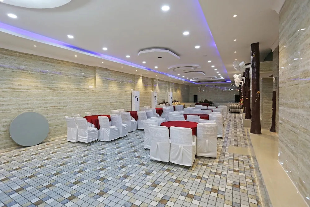 OYO 9855 Hotel Royal Suites