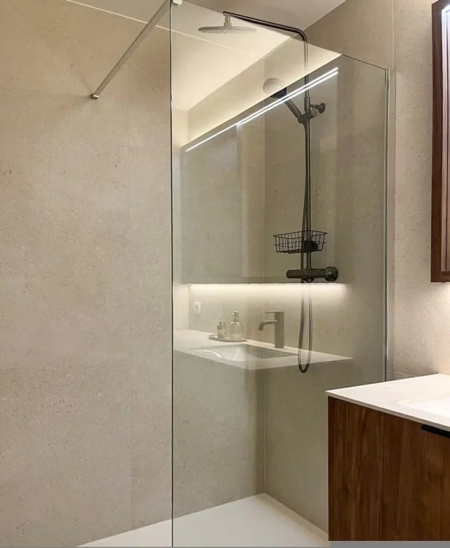 Huswell - Renovated Beachfront Apartment