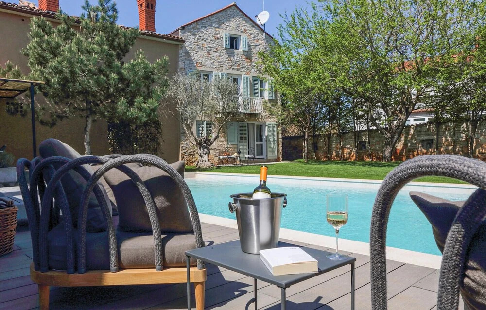 Stunning Home in Liznjan With Sauna, Wifi and 4 Bedrooms