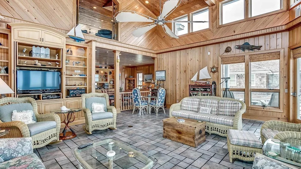 The Boat - 8 Br Home