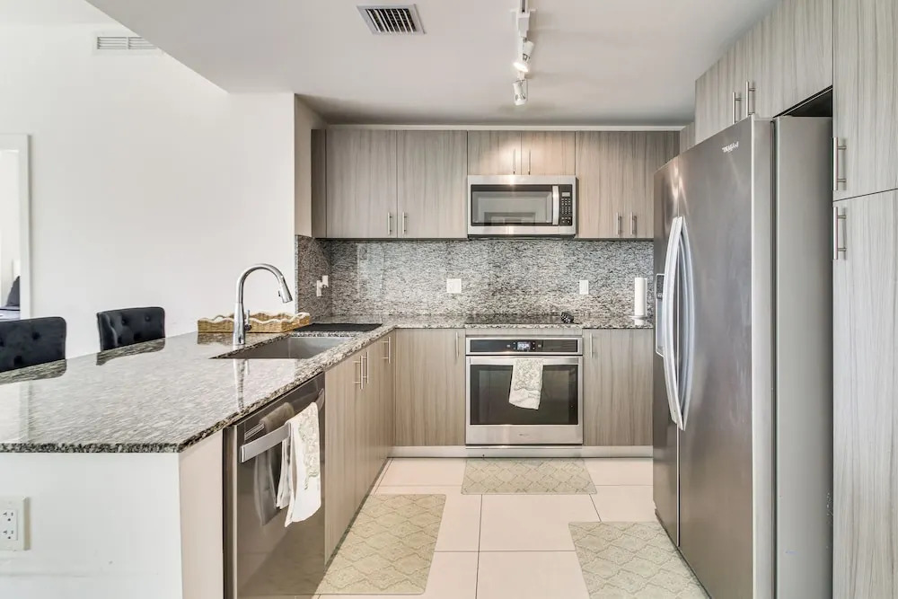 Steps to Dtwn Doral Park: Modern Group Retreat