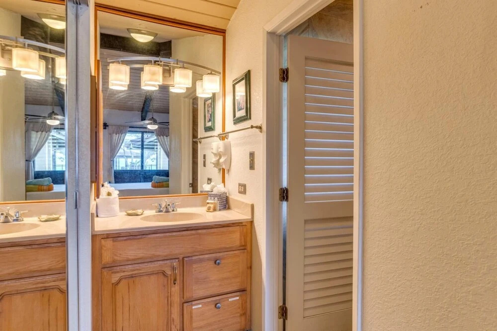K B M Resorts- Nap-c37 Gorgeous 2bd, Ocean View, Easy Access to Parking, Pool and Beach!
