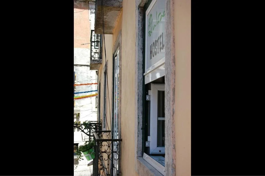 Alface Hall Hostel & Bar