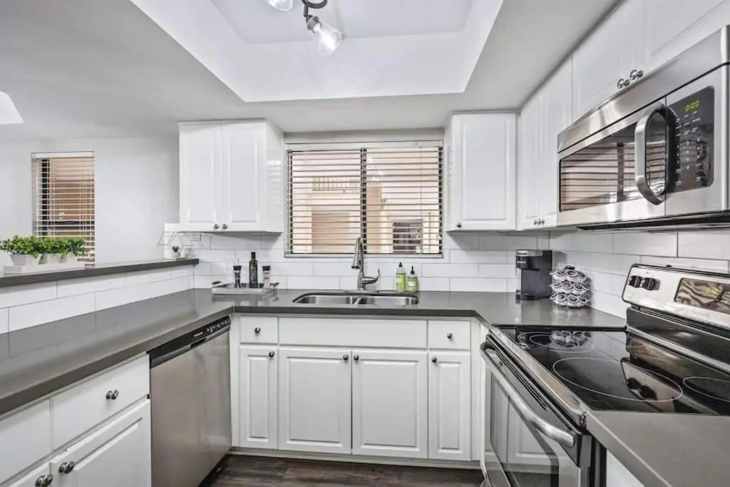 Beautiful Newly Remodeled 2-bdrm Biltmore Condo!