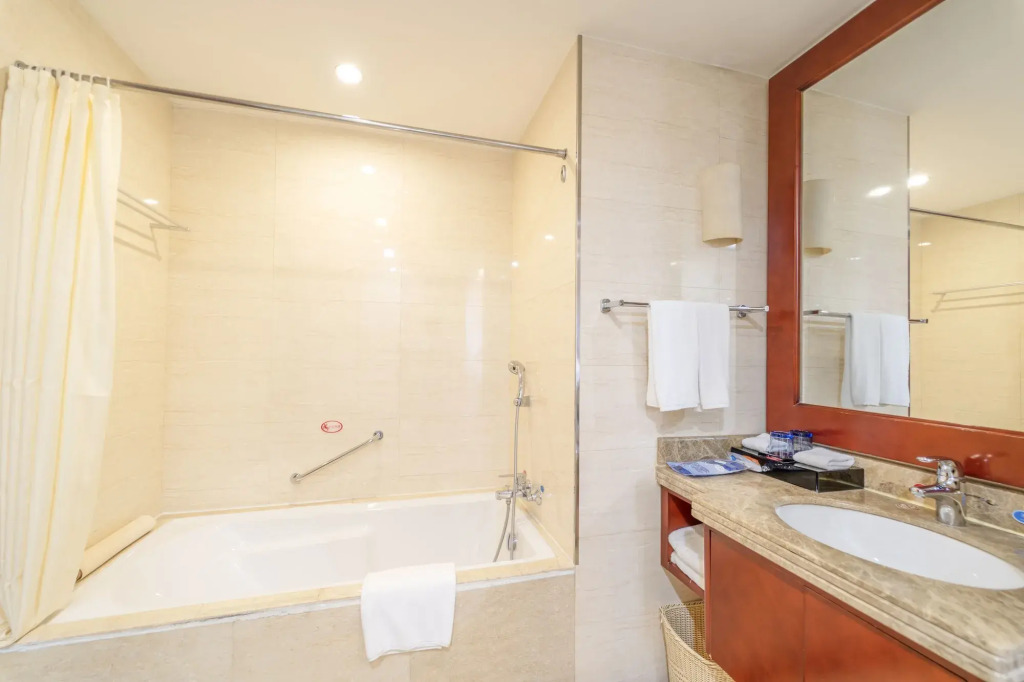 Ramada Plaza Chongqing West Hotel