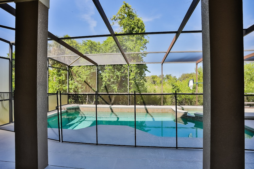 Stunning House With Lanai, Pool, Ping-pong, Full Kitchen, & Wifi