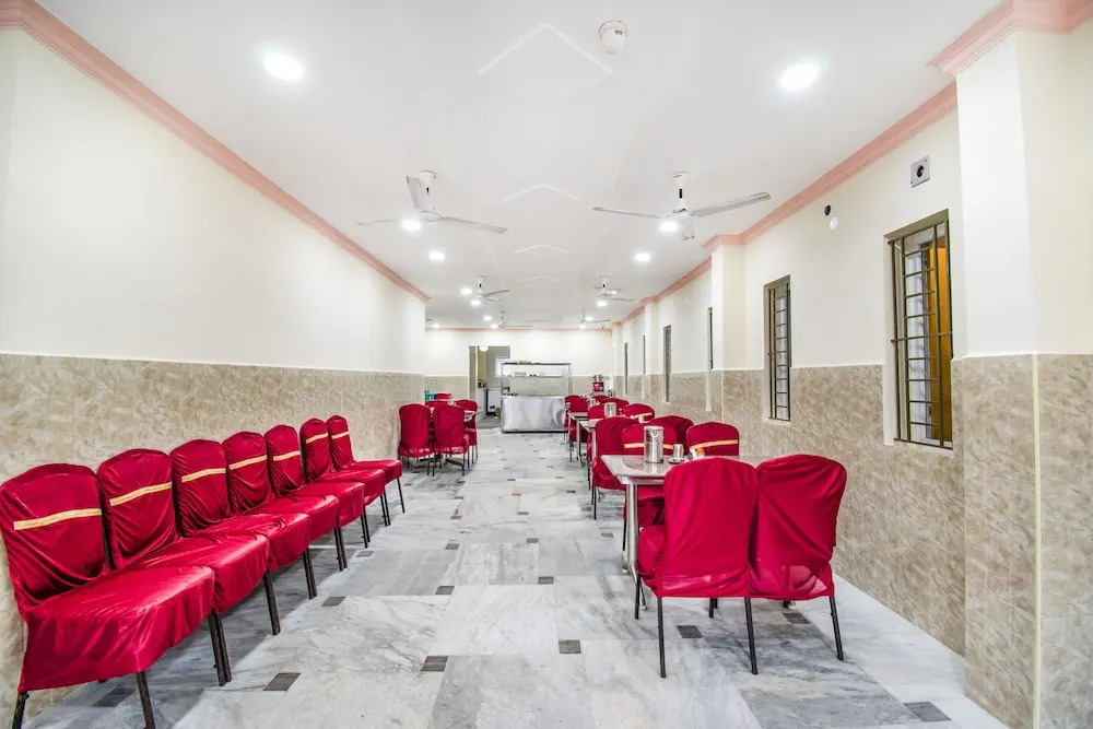 Fabhotel Radha Residency