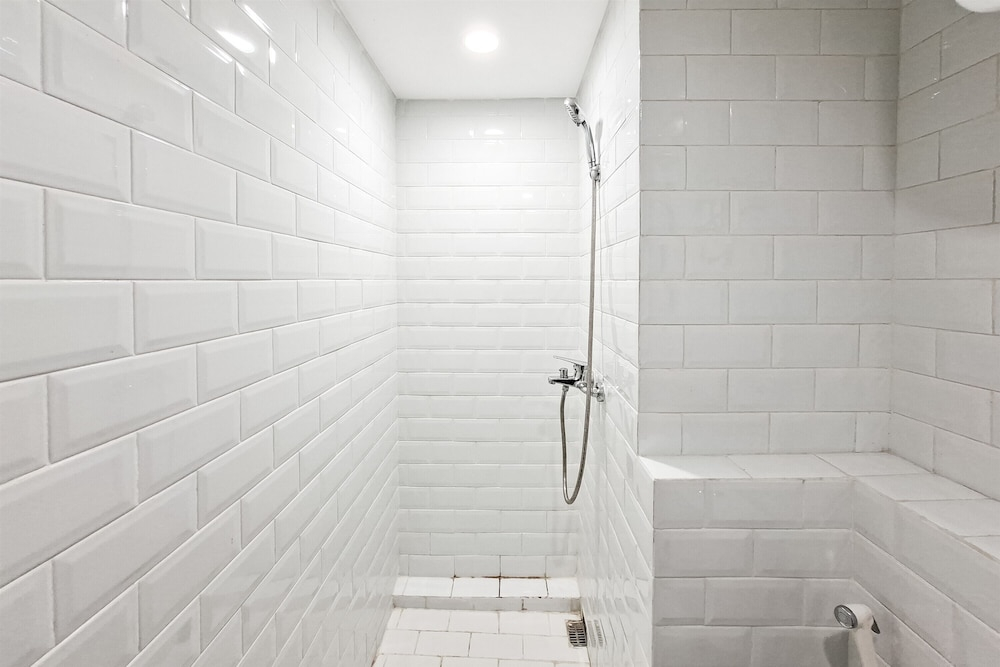Cozy White Loft Studio At Kingland Avenue Apartment