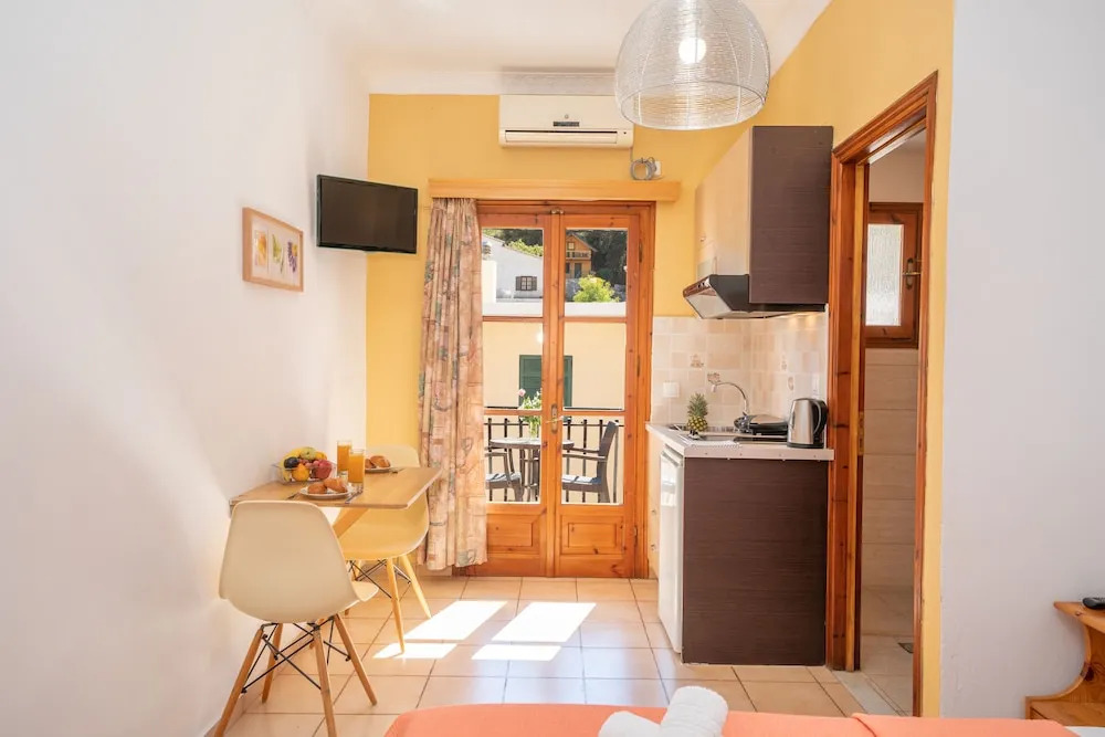 Alexatos Studios & Apartments