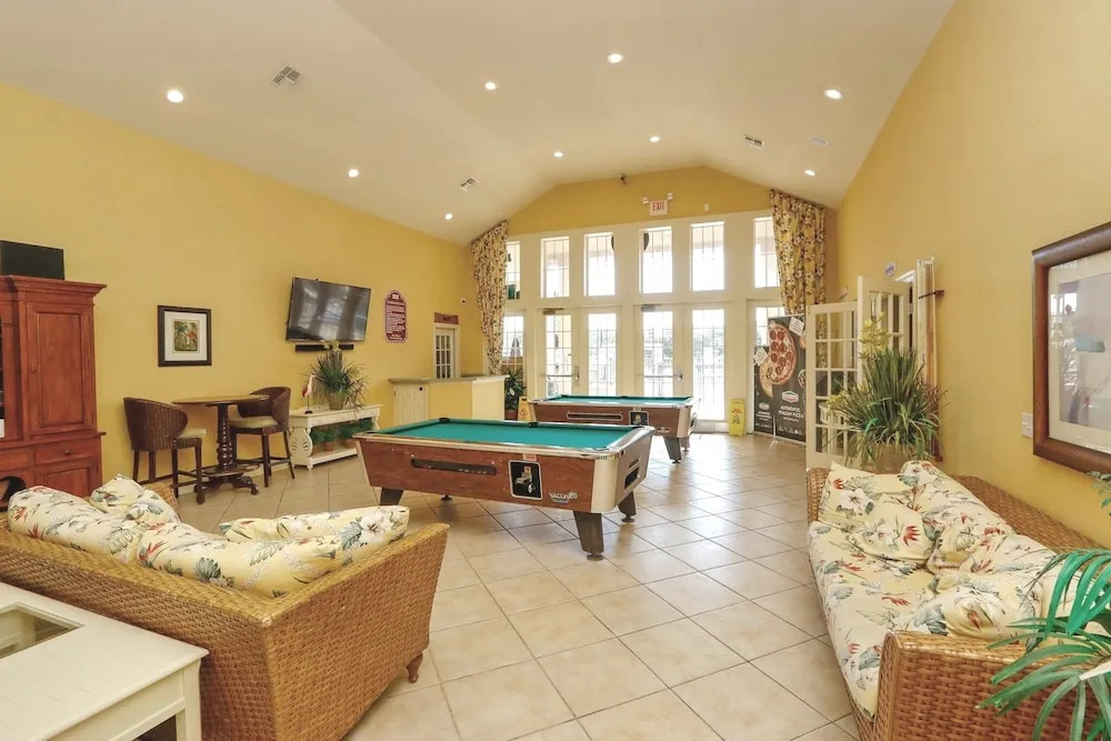 Near Theme Parks! Gorgeous 3 BR Town Home, Splash Park, Pool, Lake, And More!