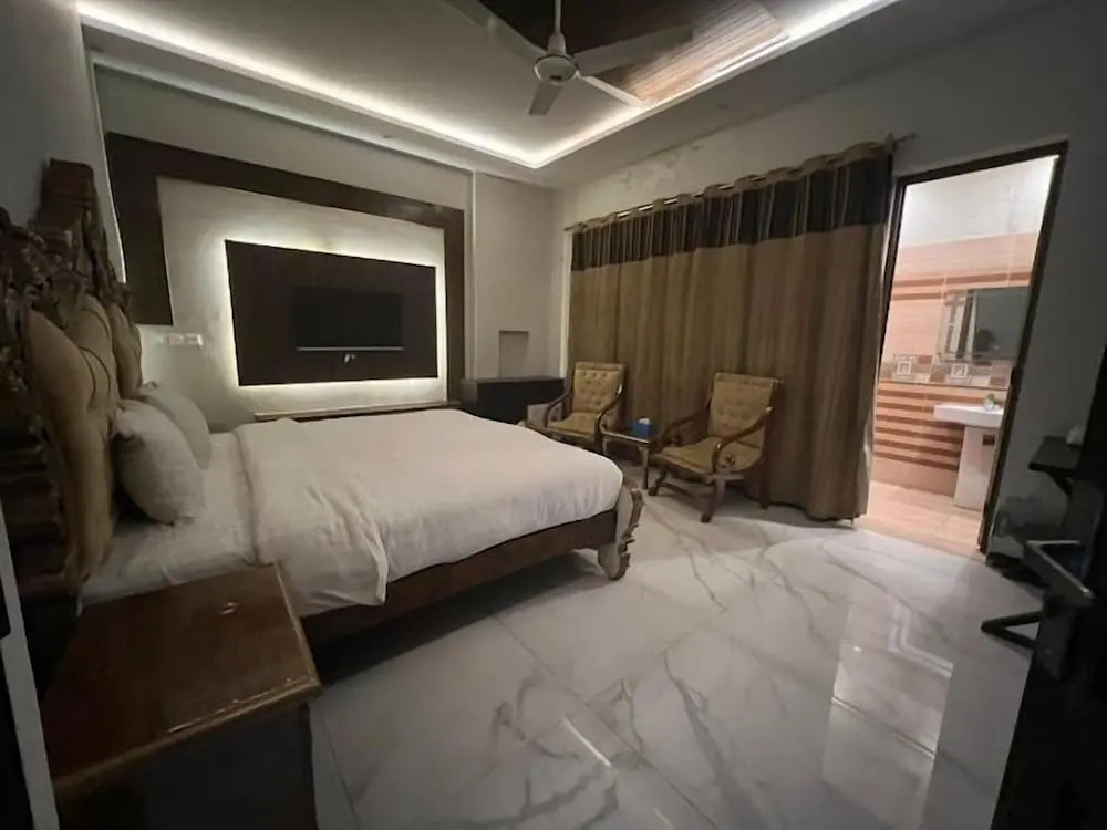 Palm Tree Hotel & Suites