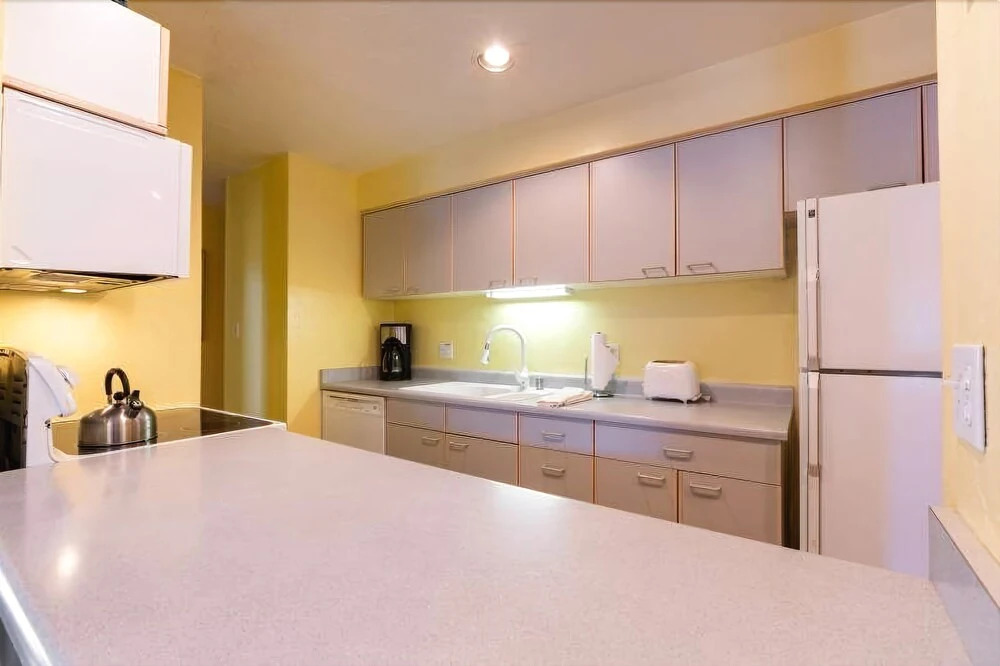 Sizeable Condo Free WiFi & Uncovered Parking by RedAwning