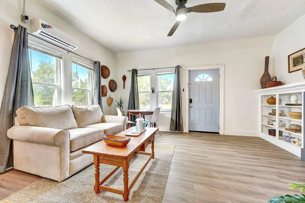 Stunning House In Convenient Location N Downtown