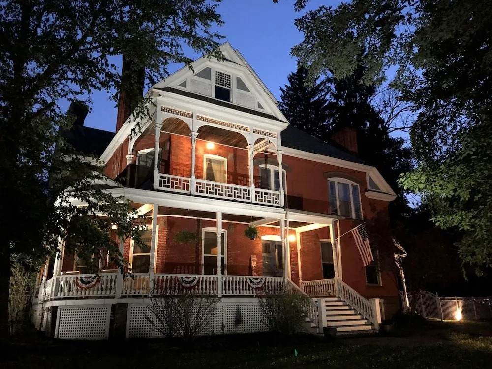 Hatch House Bed & Breakfast