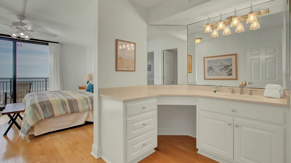 401 A Shipwatch by Avantstay Beachfront Condo w/ Community Pool Access!