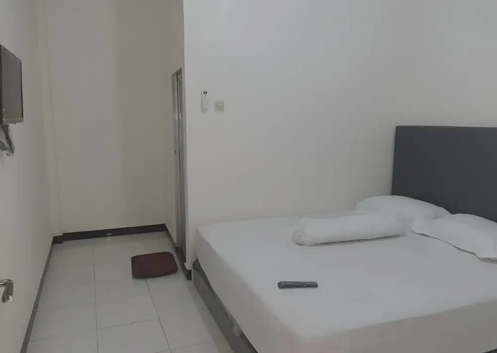 OYO 93306 Homestay Permana Supadio Airport