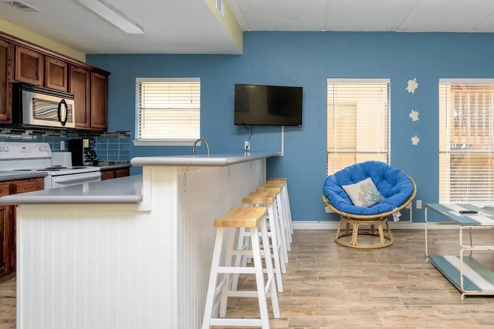 Charming Family Condo Sleeps 6 Next to Beach!