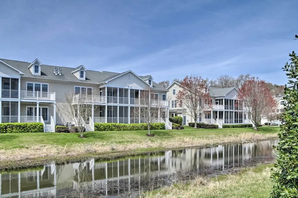 4 Mi to Bethany Beach: Sunny Escape w/ Porches!