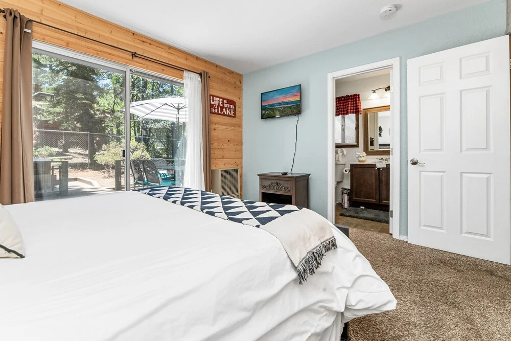 The Twisted Twig - Great Amenities! Patio Deck For Nights Under The Stars & Trees, And Hot Tub! 2 Bedroom Home