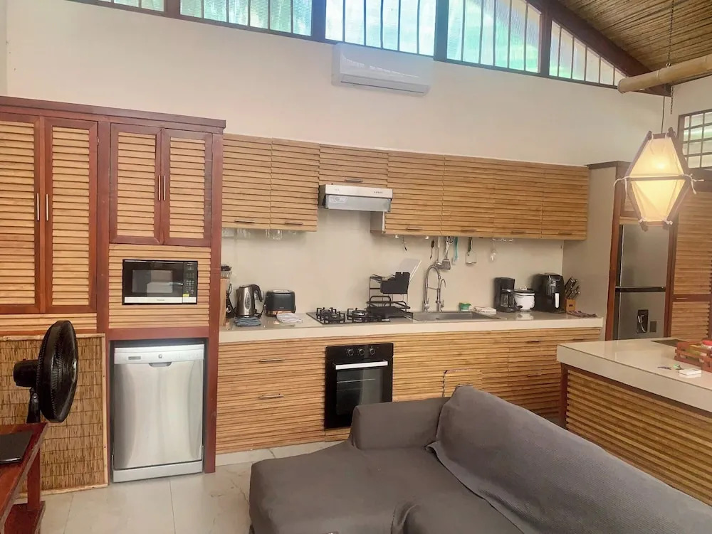 Uva Blue Villas - Pool House - AC, 3 Ensuite bedrooms, 8 guests, Koi Fish Pond