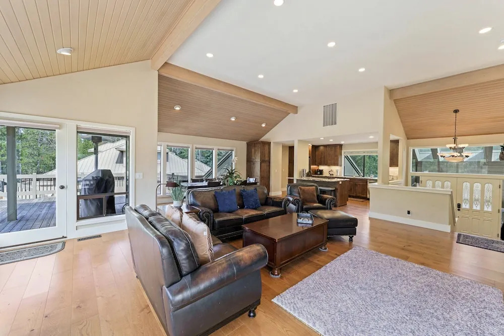 Elegant Family Retreat With Hot Tub