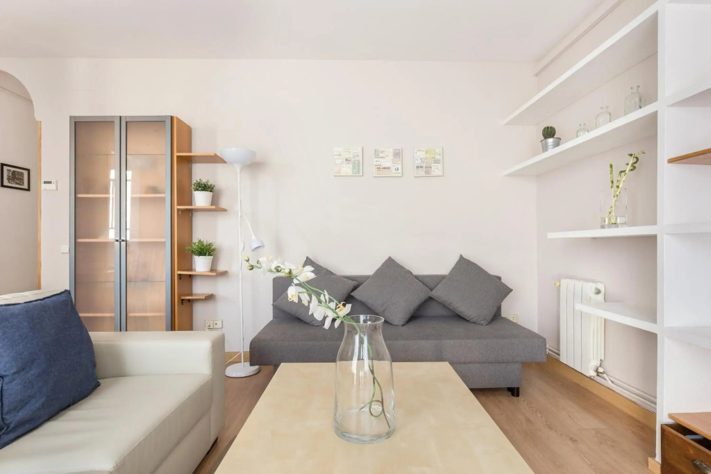 2-bedroom Bright and Classic Sagrada Familia Apartment