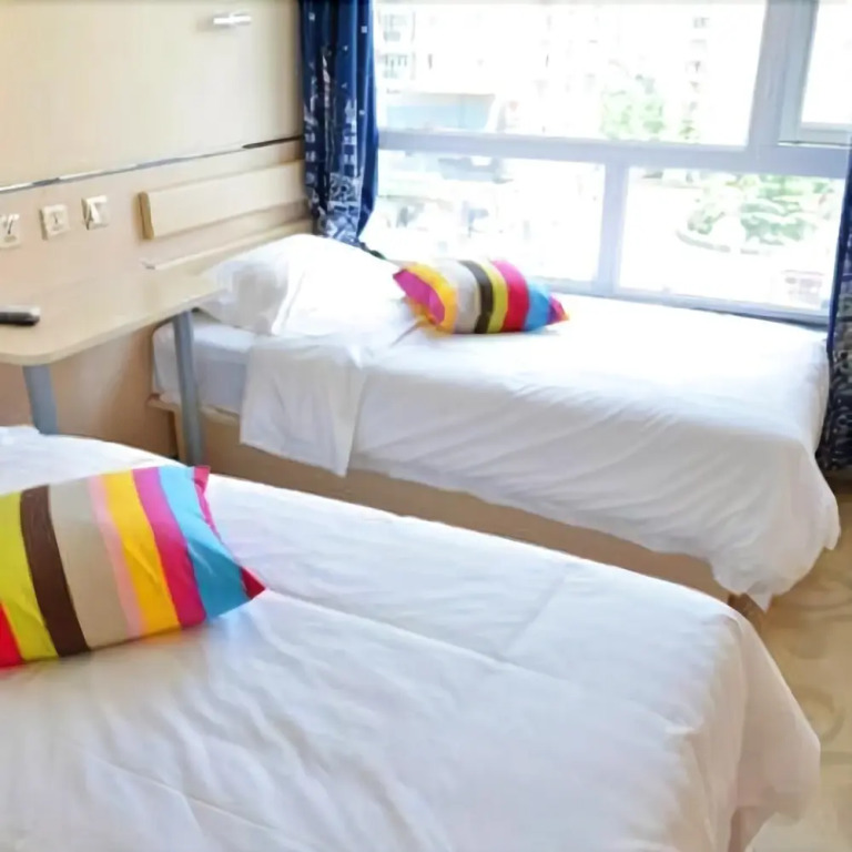 M Home Community Hotel (Shanghai Wuning Road Metro Station Branch)