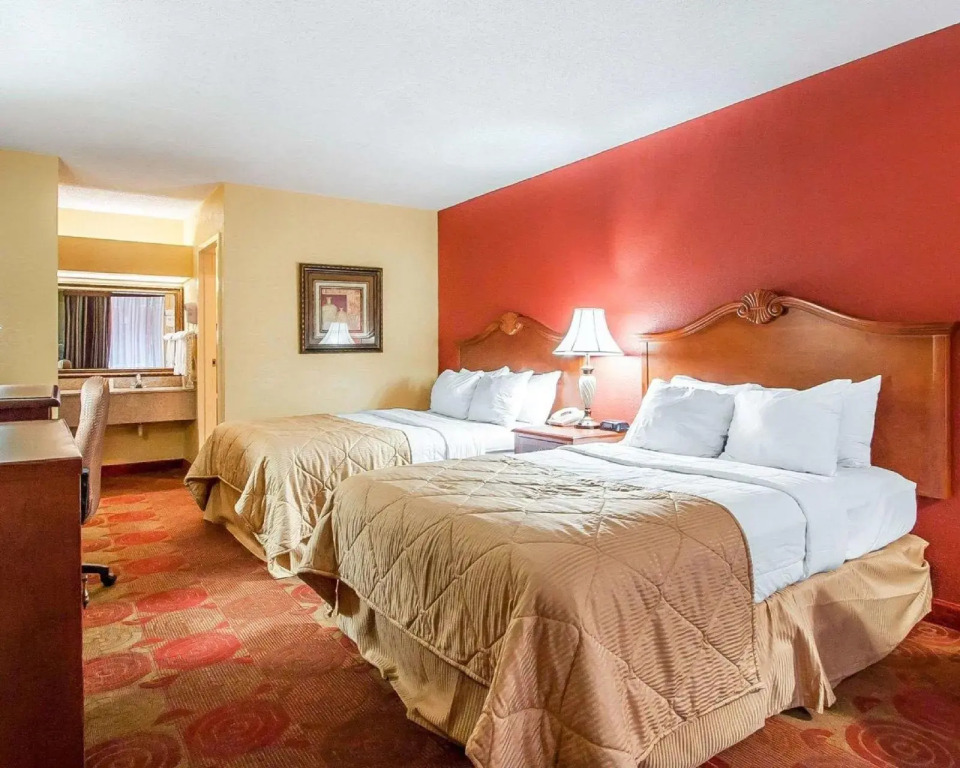 Clarion Inn & Suites University Center