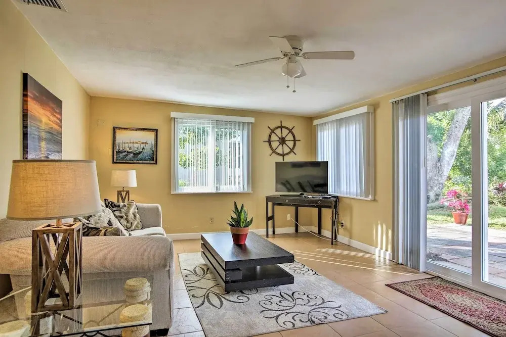 Ft. Lauderdale Townhome on Canal - 3 Mi. to Beach!