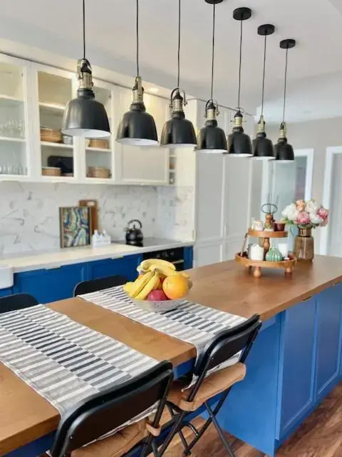 Executive 2 Bedroom Apartment + Parking