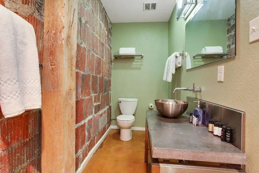 Luxury 2br/2ba Rooftop Apt in CBD by Domio