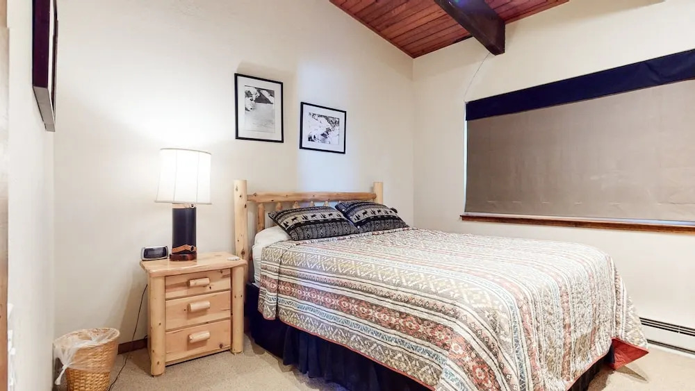 Mammoth West 140 Pet-Friendly Updated Condo, Just A Short Walk to Canyon Lodge by RedAwning