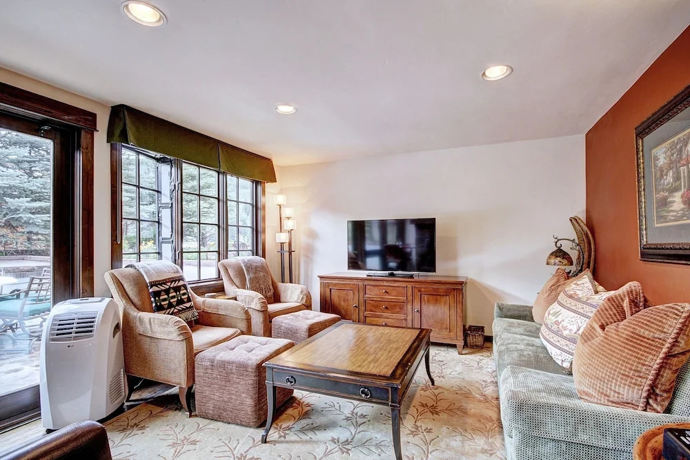 Rustic Mountain View 2Bedroom Condo- Lodge at Vail by RedAwning - Save 20% on 7+ Nights!