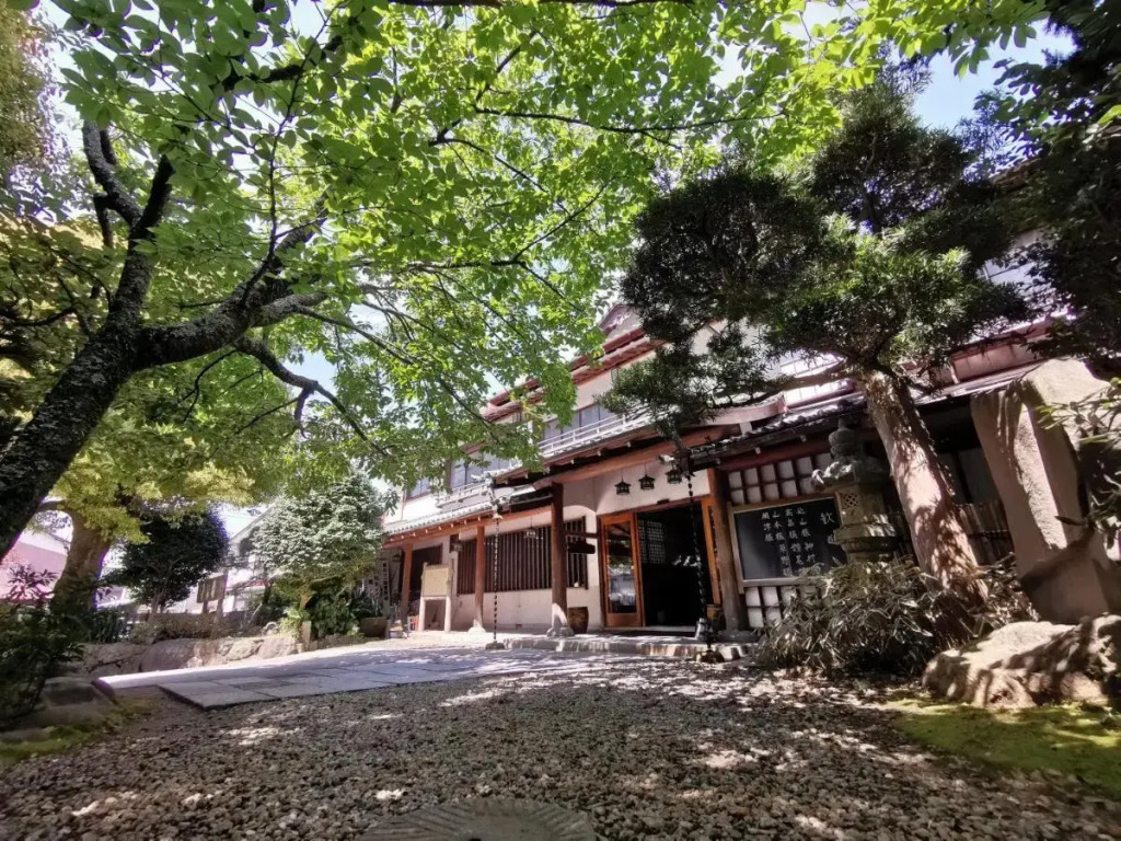 Sakahijiri gyokushoen