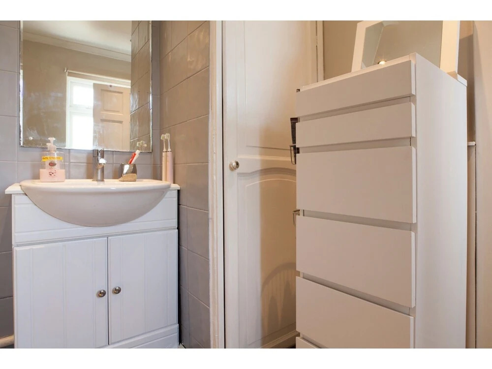 Spacious 3-br House W/conservatory in Greenwich